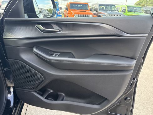 New 2025 Jeep Grand Cherokee Altitude image 14