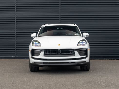 Certified 2025 Porsche Macan AWD/4WD image 11