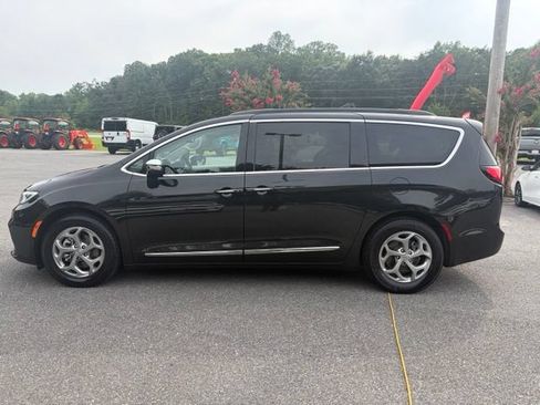 Used 2023 Chrysler Pacifica Limited FWD image 39