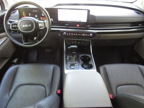 Used 2025 Kia Carnival FWD image 30