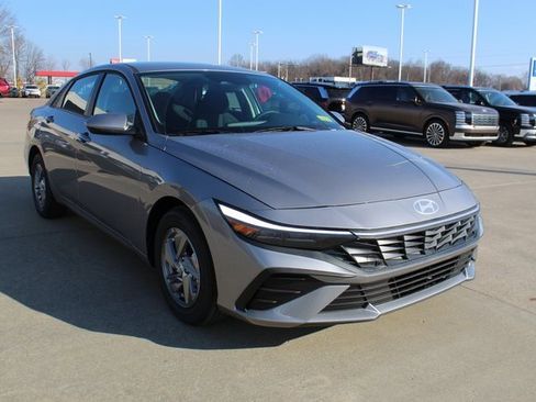 New 2026 Hyundai Elantra SE image 6