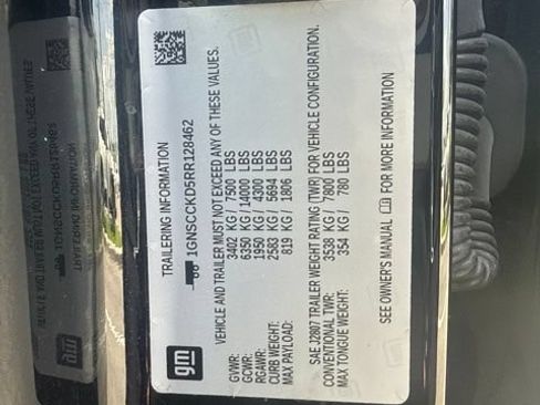 Used 2024 Chevrolet Suburban LT RWD image 14
