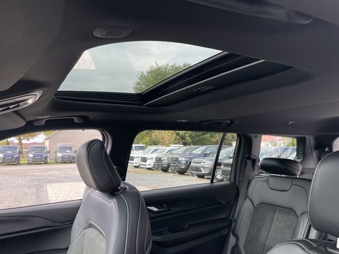 New 2025 Jeep Grand Cherokee L Altitude image 37