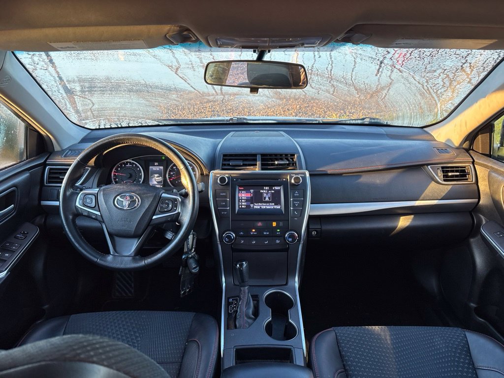 Used 2015 Toyota Camry SE w/ Moonroof Package FWD image 18