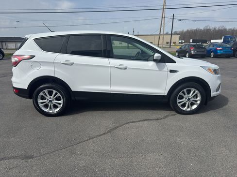 Used 2017 Ford Escape SE image 2