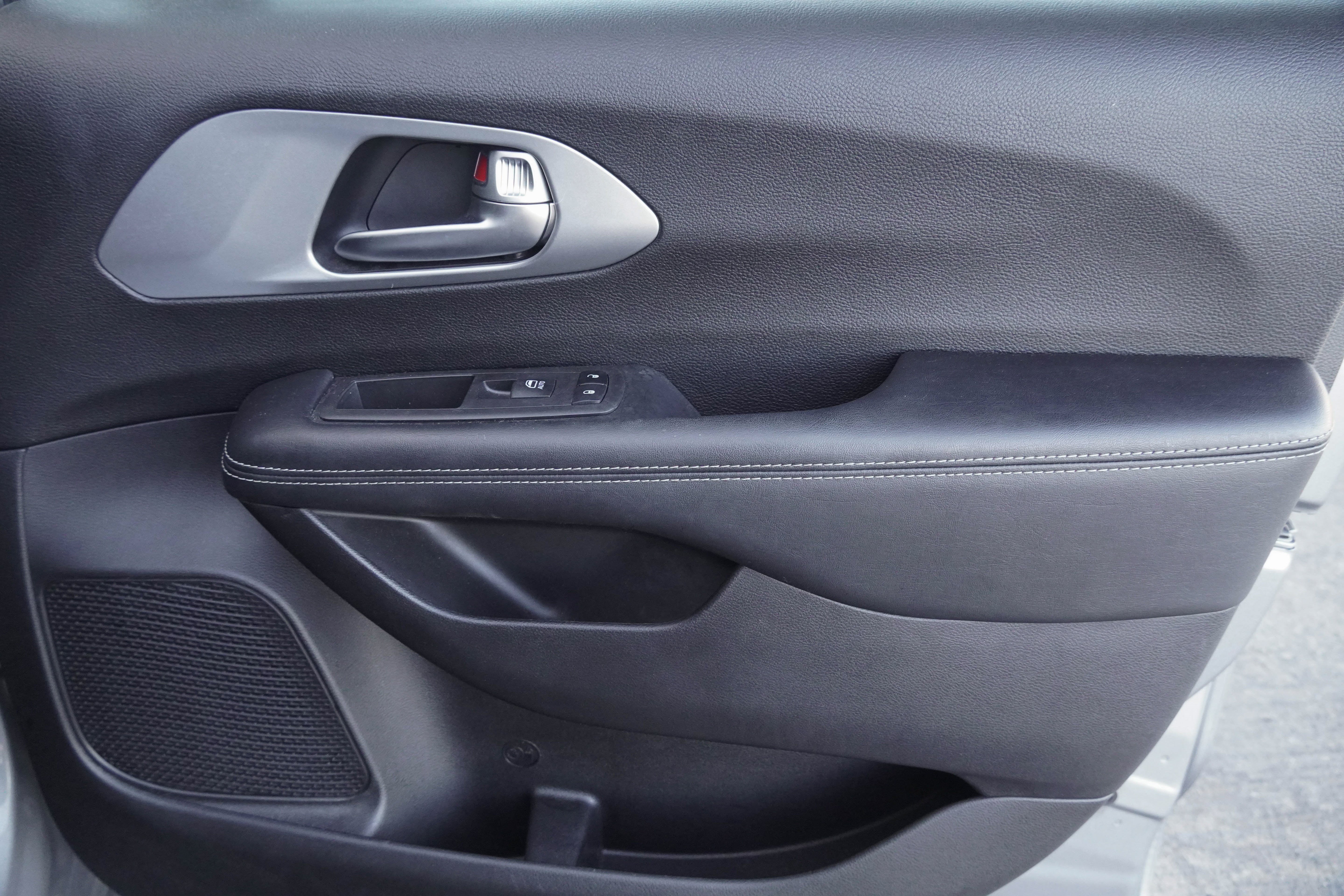 Used 2021 Chrysler Pacifica Touring w/ S Appearance Package FWD image 31