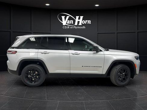 New 2026 Jeep Grand Cherokee Altitude image 2