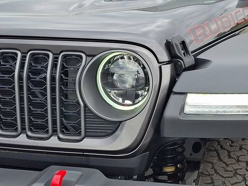 Used 2025 Jeep Wrangler Unlimited Rubicon w/ Convenience Group AWD/4WD image 9