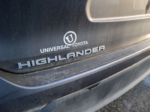 Used 2021 Toyota Highlander XLE FWD image 11