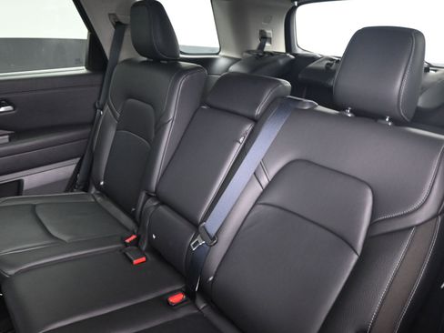 Used 2025 Nissan Pathfinder SL image 18