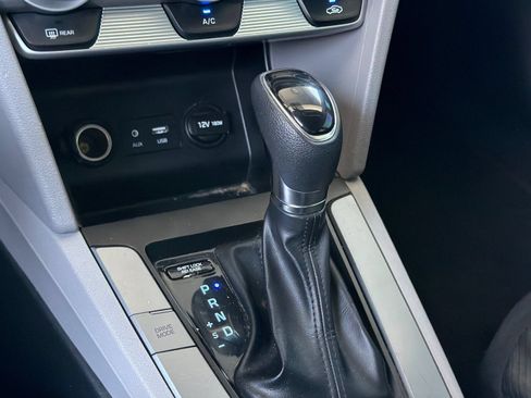 Used 2019 Hyundai Elantra SE FWD image 20