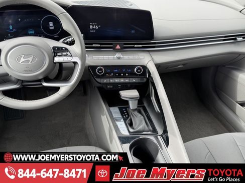 Used 2025 Hyundai Elantra SEL image 16