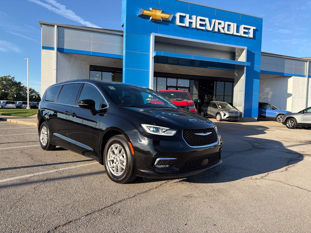 Used 2025 Chrysler Pacifica Select FWD image 1