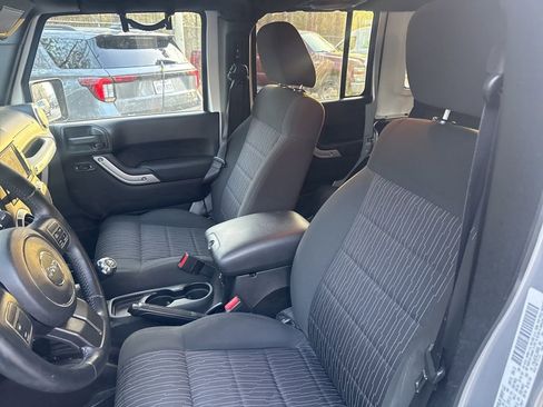 Used 2012 Jeep Wrangler Unlimited Sahara image 15