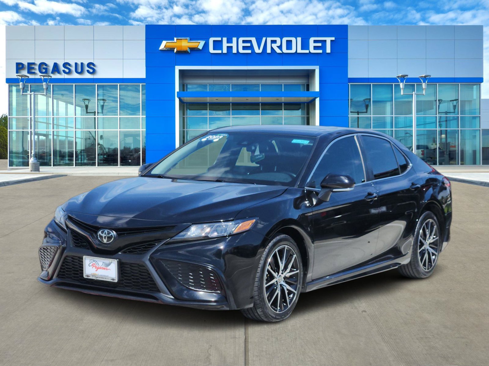 Used 2023 Toyota Camry SE w/ Cold Weather Package FWD image 2