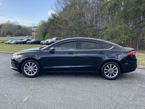 Used 2017 Ford Fusion SE image 2