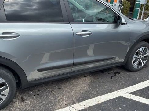 Used 2022 Kia Niro EX Premium image 17