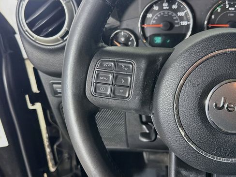 Used 2018 Jeep Wrangler Unlimited Rubicon w/ Cold Weather Group AWD/4WD image 14