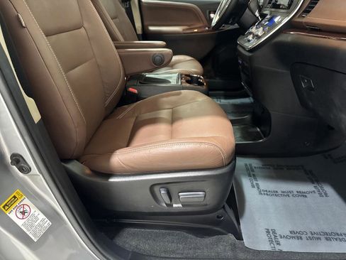 Used 2017 Toyota Sienna Limited FWD image 59