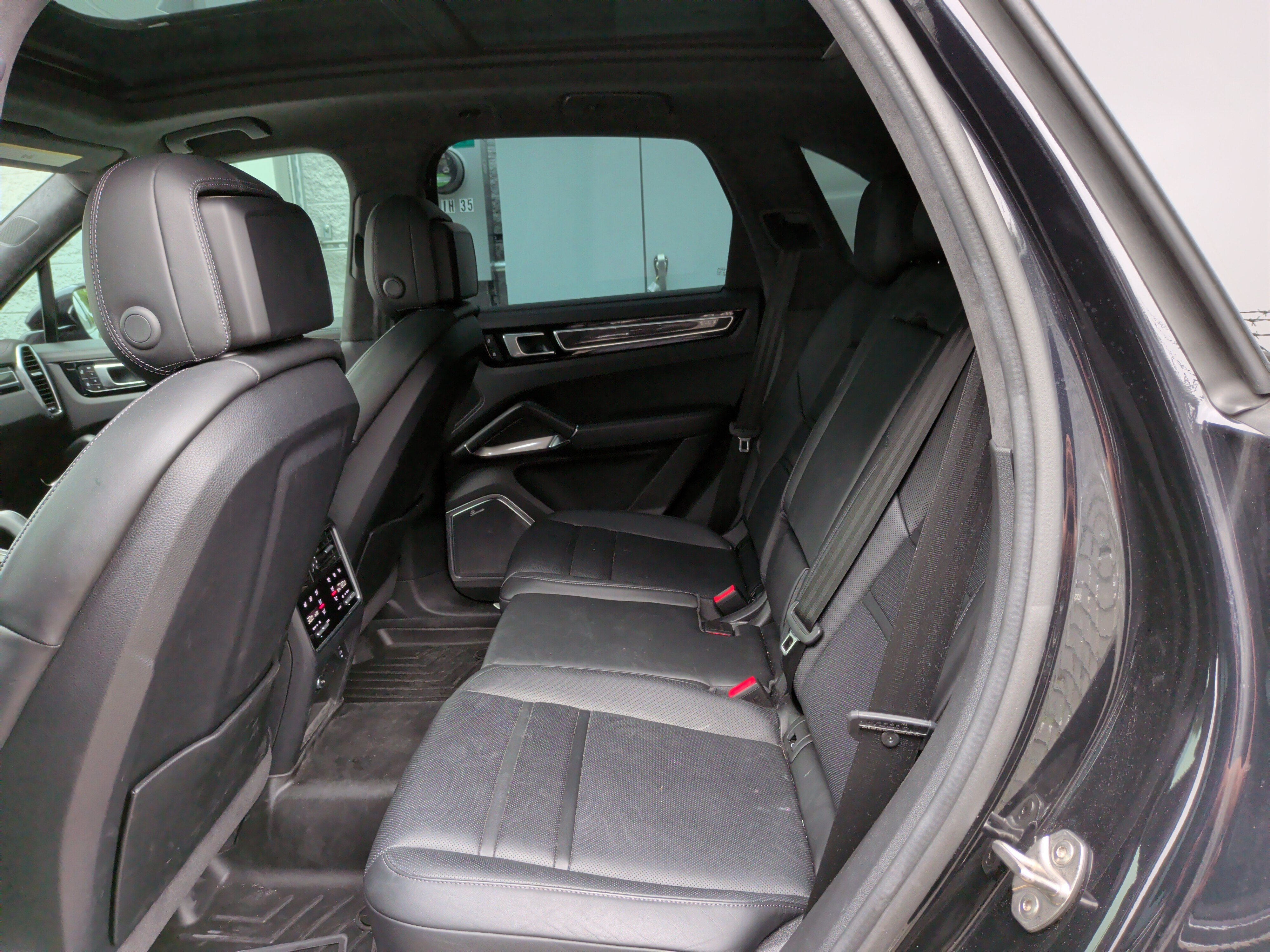 Used 2022 Porsche Cayenne Turbo AWD/4WD image 31