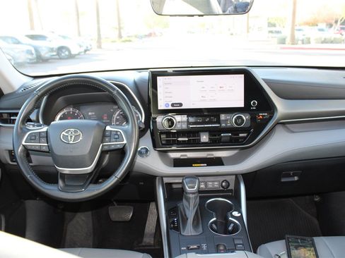 Used 2023 Toyota Highlander XLE image 13