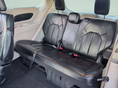 Used 2020 Chrysler Pacifica Touring-L image 31