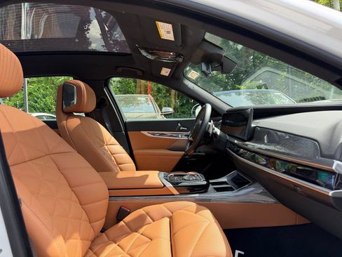 Used 2025 BMW 740i xDrive AWD/4WD image 19