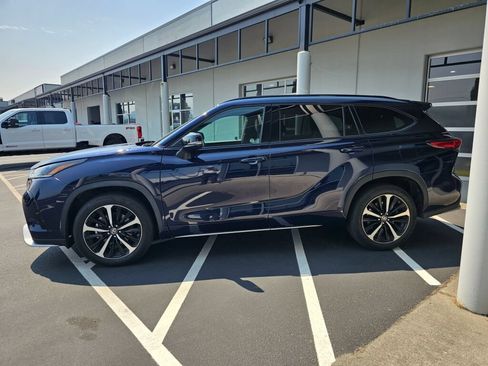 Used 2022 Toyota Highlander XSE AWD/4WD image 2