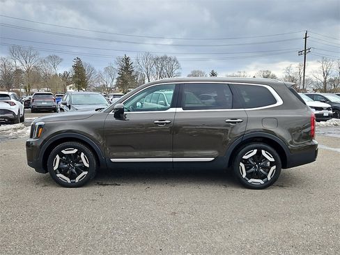 Certified 2024 Kia Telluride S image 4