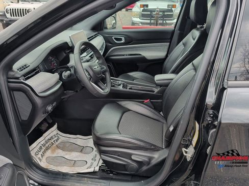 Used 2024 Jeep Compass Latitude image 13