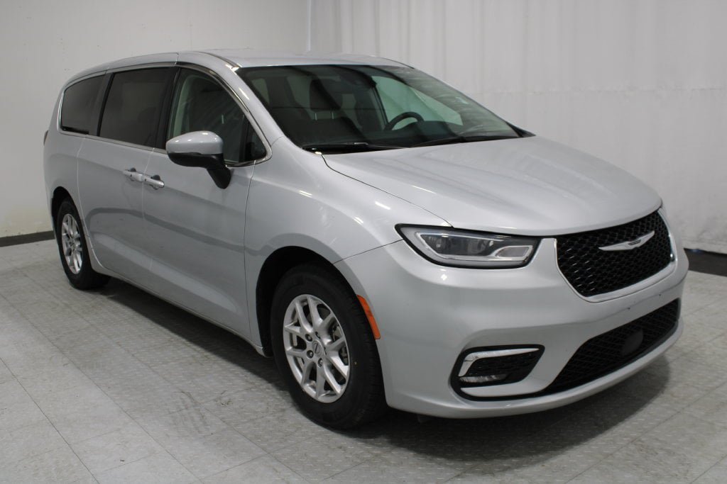Used 2023 Chrysler Pacifica Touring-L FWD image 4
