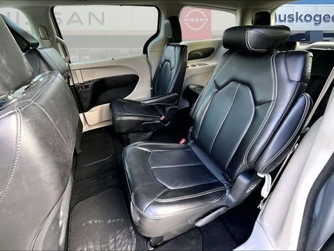 Used 2024 Chrysler Pacifica Touring-L image 19