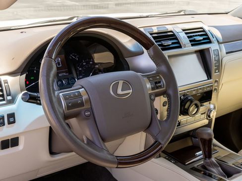 Used 2019 Lexus GX 460 Premium w/ Premium Package image 24