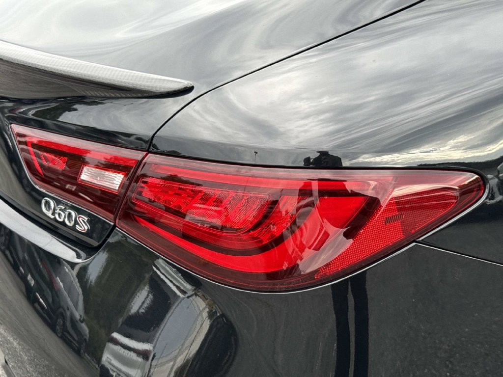 Used 2018 INFINITI Q60 Red Sport 400 w/ Sensory Package 3.0T Sport AWD/4WD image 28