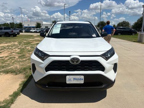 Used 2020 Toyota RAV4 LE FWD image 3
