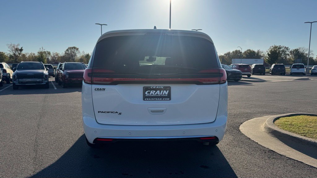 Used 2024 Chrysler Pacifica Touring-L w/ S Appearance Package FWD image 6
