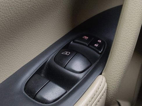 Used 2014 Nissan Rogue SV FWD image 27