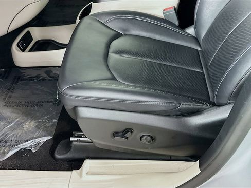 Certified 2024 Chrysler Pacifica Touring-L image 29