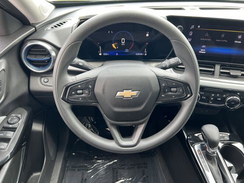Used 2025 Chevrolet Trax LT FWD image 25