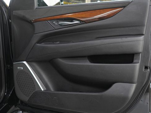 Used 2018 Cadillac Escalade Luxury AWD/4WD image 11