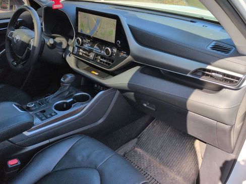 Used 2024 Toyota Highlander Limited AWD/4WD image 25