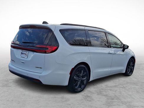 Used 2025 Chrysler Pacifica Limited image 5