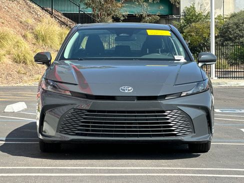 Used 2025 Toyota Camry LE image 7