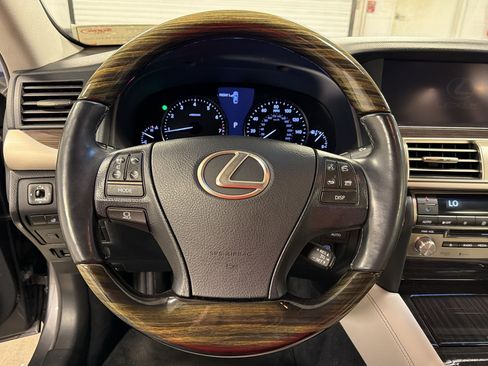 Used 2013 Lexus LS 460 w/ Comfort Pkg RWD image 10