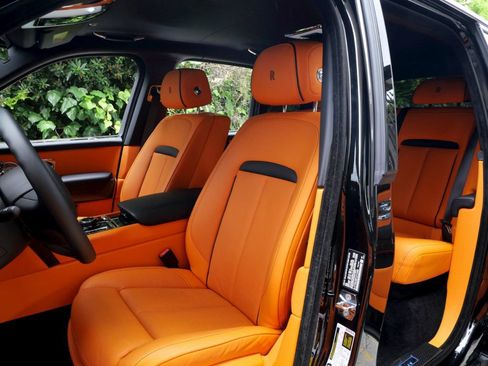 Used 2023 Rolls-Royce Cullinan Black Badge w/ Dark Exterior Package AWD/4WD image 28
