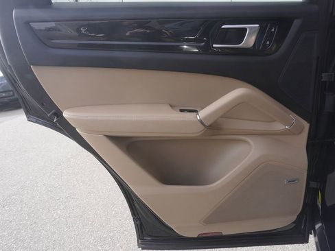 Used 2022 Porsche Cayenne Coupe image 28