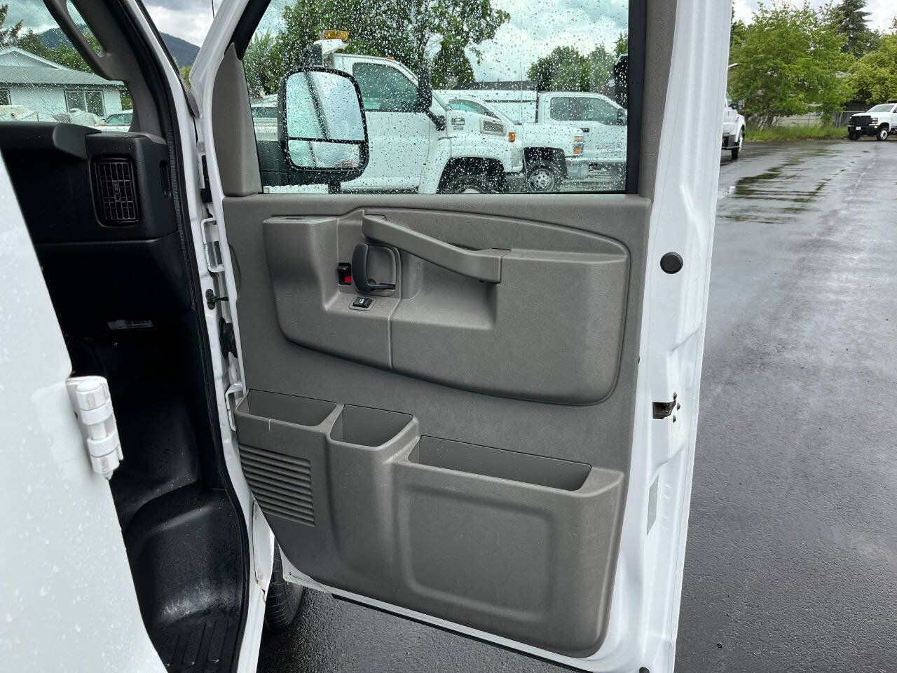 Used 2018 Chevrolet Express 2500 w/ Driver Convenience Package RWD image 19