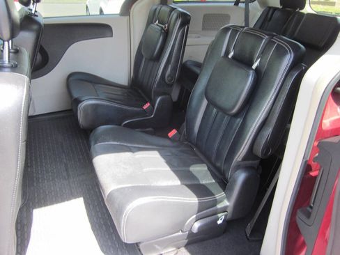 Used 2015 Chrysler Town & Country Touring image 13