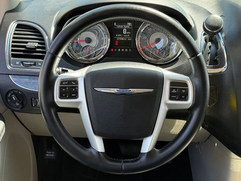 Used 2014 Chrysler Town & Country Touring FWD image 19