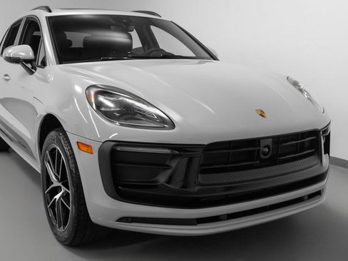 Used 2025 Porsche Macan image 9